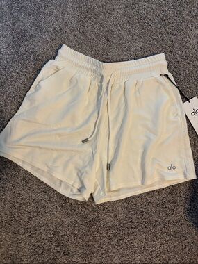 ALO Yoga Dreamy Short off white